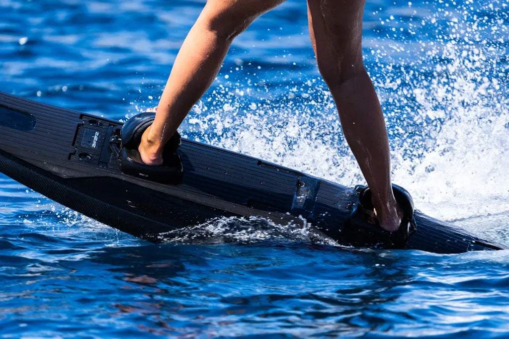 Awake RÄVIK Ultimate carbon fiber deck detail